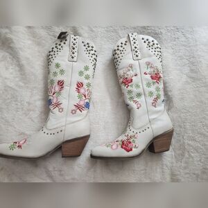 Dingo boots white poppy flowers embroidery high knee sz 10 available